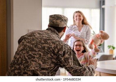 Soldier Surprised His Family By Coming Home, The Daughter Runs Towards Him To Hug Him.