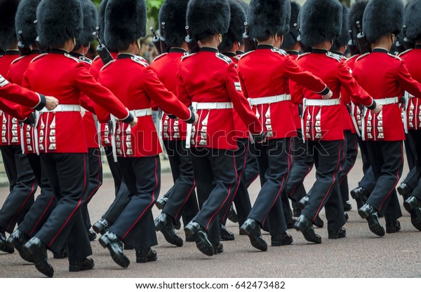 古典的な赤いコートを着た兵士たちは イギリスのロンドンのモール沿いに 女王の王室警備隊の色の見せ物をグラグラフにして進む の写真素材 今すぐ編集