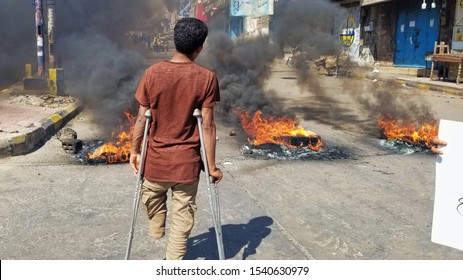 Soldiers of the Yemeni National Army burn tires in the center of Taiz, protesting against the negligence of the medical authorities. Yemen/Taiz - 24/10/2019