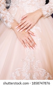 Solid Color Bride Manicure And Luxurious Puffy Wedding Dress