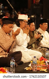 Solo City, Central Java, Indonesia - 30 January 2020: Solo Residents Are Reciting And Studying With Cak Nun