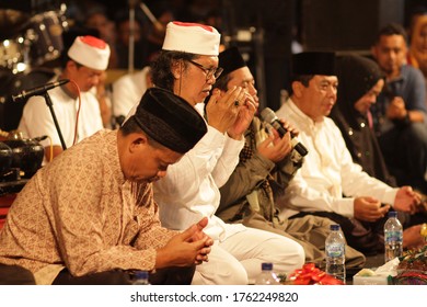 Solo City, Central Java, Indonesia - 30 January 2020: Solo Residents Are Reciting And Studying With Cak Nun