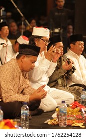 Solo City, Central Java, Indonesia - 30 January 2020: Solo Residents Are Reciting And Studying With Cak Nun