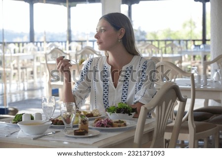 Solo dining, Woman dining out alone