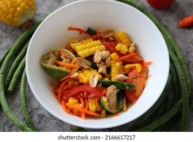 Som Tam Khao Pod Or Thai Spicy Corn Salad. Traditional Cuisine From Thailand Made From Corn, Carrot, String Bean, Lime, And Chili. 