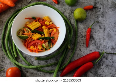 Som Tum Khao Pod Or Thai Spicy Corn Salad. Traditional Cuisine Originated From Thailand Which Contains Corn, String Bean, Carrot, Chili, And Lime Juice. Perfect For Recipe Content. 