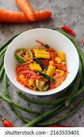 Som Tum Khao Pod Or Thai Spicy Corn Salad. Traditional Cuisine Originated From Thailand Which Contains Corn, String Bean, Carrot, Chili, And Lime Juice. Perfect For Recipe Content. 