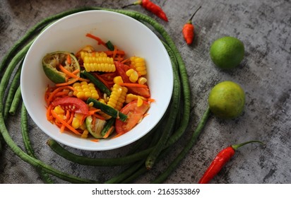 Som Tum Khao Pod Or Thai Spicy Corn Salad. Traditional Cuisine Originated From Thailand Which Contains Corn, String Bean, Carrot, Chili, And Lime Juice. Perfect For Recipe Content. 