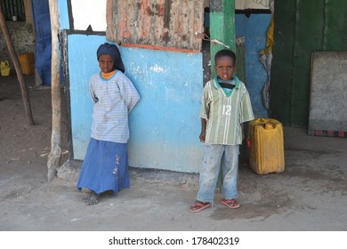  SOMALIA - JANUARY 9, 2010: Somali Children The Village. Somaliland - An Unrecognized Self-declared State In The Northern Part Of The African Somali Peninsula. Much Of The Population Lives In Poverty.