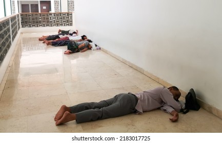 Some Men Are Sleeping Relaxing On The Corner Of A Mosque At Penjaringan Jakarta Indonesia July 2022