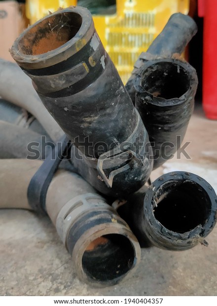 Some used black rubber hoses. This hose is usually\
used in car kits.
