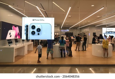 Songkhla, Hat Yai, Thailand Oct. 8, 2021: The Apple Store Unveils The Latest IPhone 13 To Showcase Its Products To Shoppers In A Department Store. Many People Are Interested In Apple's New Products.