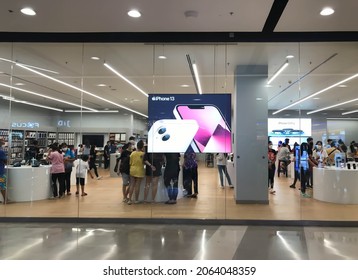 Songkhla, Hat Yai, Thailand Oct. 8, 2021: The Apple Store Unveils The Latest IPhone 13 To Showcase Its Products To Shoppers In A Department Store. Many People Are Interested In Apple's New Products.