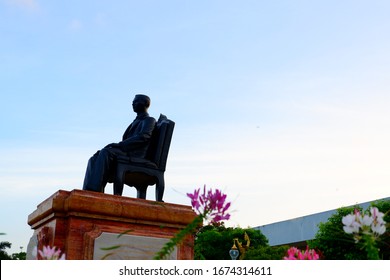 Songkla, Thailand November 19 2018: Monument Of Prince Mahidol Adulyadej Memorial Statue At Prince Of Songkla Uinversity