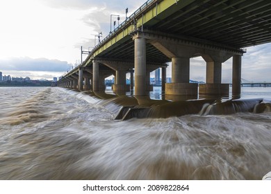 Songpa-gu, Seoul, South Korea - July 30, 2020: Long Exposure Of Muddy Torrent Water At Jamsil Underwater Beam Under Jamsil Bridge On Han River
