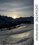 Sonnenlicht, das sich im Schnee widerspiegelt