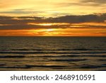 Sonnenuntergang am Meer und der Himmel ist Orange gefärbt