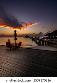 Sonnenuntergang am Strand mit Restaurant an einer Malediven Insel süd male atoll, malediven,