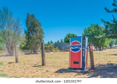 Sonoma, CA, EUA - July,04,2017: Old Soda Machine In The Countryside Farm