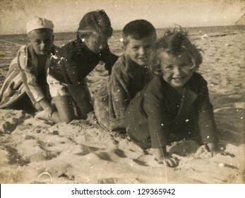 1,953 Vintage photo family beach Images, Stock Photos & Vectors ...