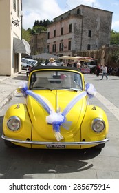  SORANO ITALY-MAY 3: Vintage wedding car with just married sign and decoration on May 3, 2015 in Sorano