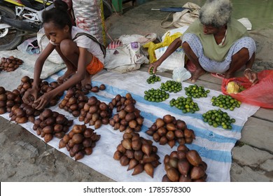 Sorong, West Papua, Indonesia.
June 21, 2014.

Morning Activity At Boswesen Wet Market, Sorong.