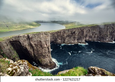 Сорвагсватн озеро над океаном фото