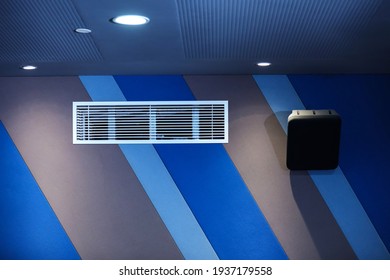 Sound insulation wall and sound equipment of theater