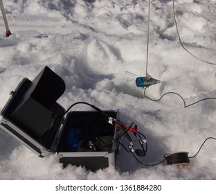 Sounder for fishing in winter. Device for monitoring fish under ice.