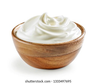 сметана или йогурт в деревянной миске
