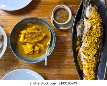 Sour Soup Made Of Tamarind Paste And Fried Fish With Turmeric Powder And Garlic. Traditional Southern Food Of Thailand