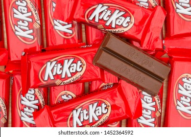 South Carolina, USA November 2016. Illustrative Editorial Of  KitKat Chocolate Candy Bar Background. KitKat Chocolate Bars Are A Favorite Snack Food In The USA And Are Used In A Lot Of Dessert Recipes