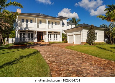 South Miami, Florida USA - October 17, 2017: Newly Constructed Modern Luxury Home With Aluminum Roof In This Centrally Located Community In Miami.