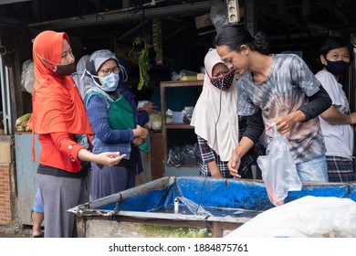 South Tangerang, Indonesia - 12-31-2020: Fishmonger In A Wet Market Scooped A Fish For The Buyers.