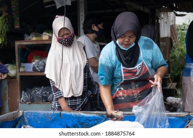 South Tangerang, Indonesia - 12-31-2020: Fishmonger In A Wet Market Scooped A Fish For The Buyers.