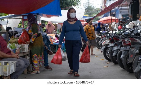 South Tangerang, Indonesia - 12-31-2020: Shopper Brought Groceries From A Wet Market In Pamulang, Indonesia.