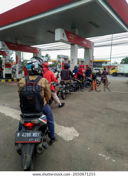 South\
Tangerang, Indonesia - Oktober 02, 2021 : Queue for refueling at\
the \