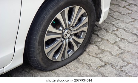 South Tangerang, Nov 2021 - Honda Freed got flat tire punctured by nail trap on the street