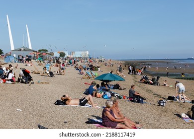 Southend-on-Sea, UK  August 8th 2022  Southend Beach With Tourists Enjoying The Sunny Weather During The Heatwave Of 2022