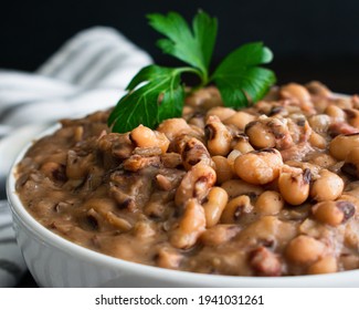 Southern Style Black-Eyed Peas: Closeup view of a bowl of cooked cowpeas and smoked ham hocks