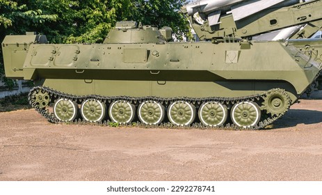Vehículo blindado de transporte de tropas de mando de rastreo soviético. Vehículo de combate para coordinar las acciones de las fuerzas armadas. Armamento del ejército. Vehículos blindados.