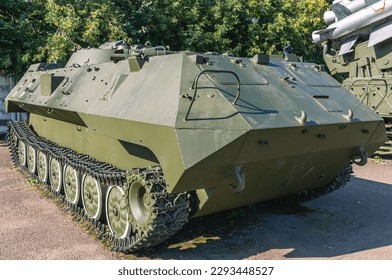 Vehículo blindado de transporte de tropas de mando de rastreo soviético. Vehículo de combate para coordinar las acciones de las fuerzas armadas. Armamento del ejército. Vehículos blindados.