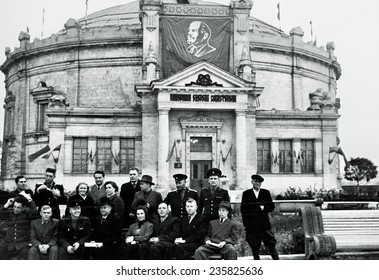 SOVIET UNION, SEVASTOPOL, 1950s - Group Of People At Sevastopol Defense Panorama, 1950s, Sevastopol, Soviet Union