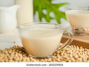 Soy Milk / Bean Milk Is A Healthy Drink For Asian. Soy Milk Considered As Plant-based Drink For Healthy Vegetarian. Drinking Hot Soya Drink Or Soy Milk In Morning Is Healthy. Plant Based Diet Concept.