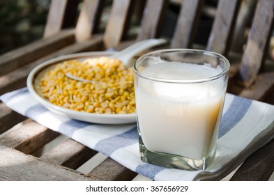 Soy Milk With Spit Soy Bean. - Ingredient Of Protein.
