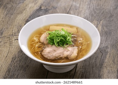 Соевый соус рамен лапша в ясный суп, японская кухня