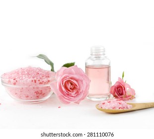 Spa-Bereich mit Rose mit Salz in Schüssel, Öl