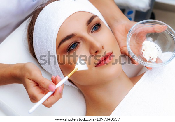 Spa treatments for the face. Chemical\
peeling. Natural face mask in a beauty\
salon.