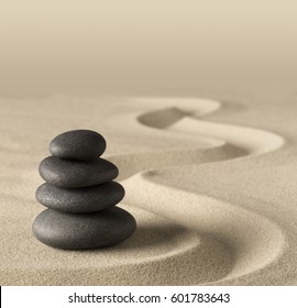 Wellness-Behandlungen, Konzept der japanischen Zen Gartensteine und Tao Buddhismus Gleichgewicht Harmonie Entspannung Meditation Hintergrund Stein Stein in Sand Muster spirituelle Elemente.