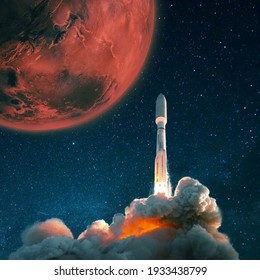 Space Rocket Shuttle Takes Off Into The Starry Sky To Mars. Exploration And Settling Of The Red Planet Mars, Concept. Spaceship With Smoke And Blast Lift Off Into Space.